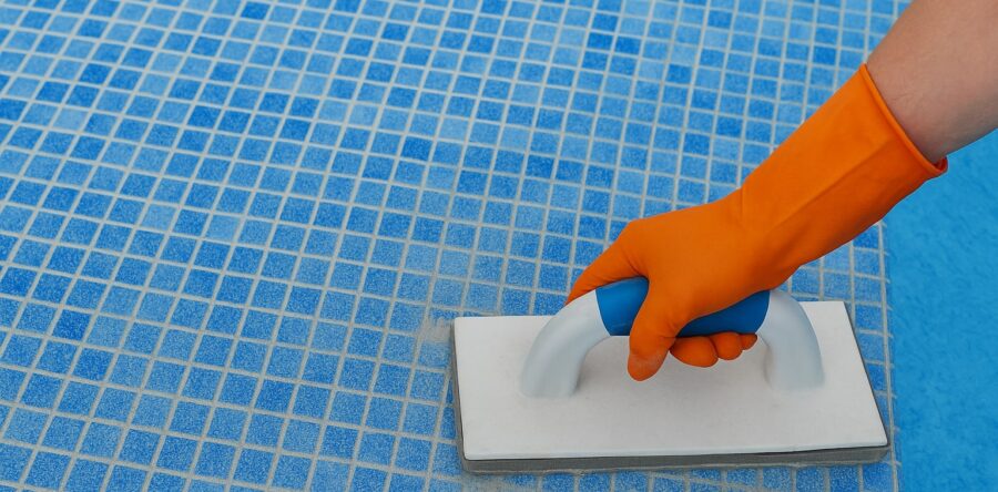 Todo lo que debes saber para rejuntar tu piscina