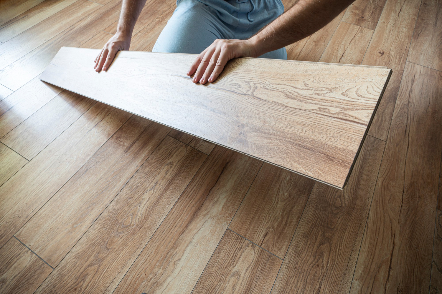 ¿Suelo vinílico, parquet o porcelánico? Descubre las diferencias entre cada pavimento y cuál elegir para salón, cocina, baño o dormitorio.